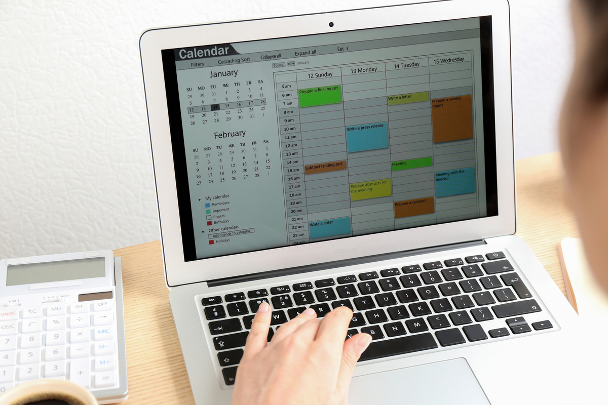 休日の学習時間を設定する様子