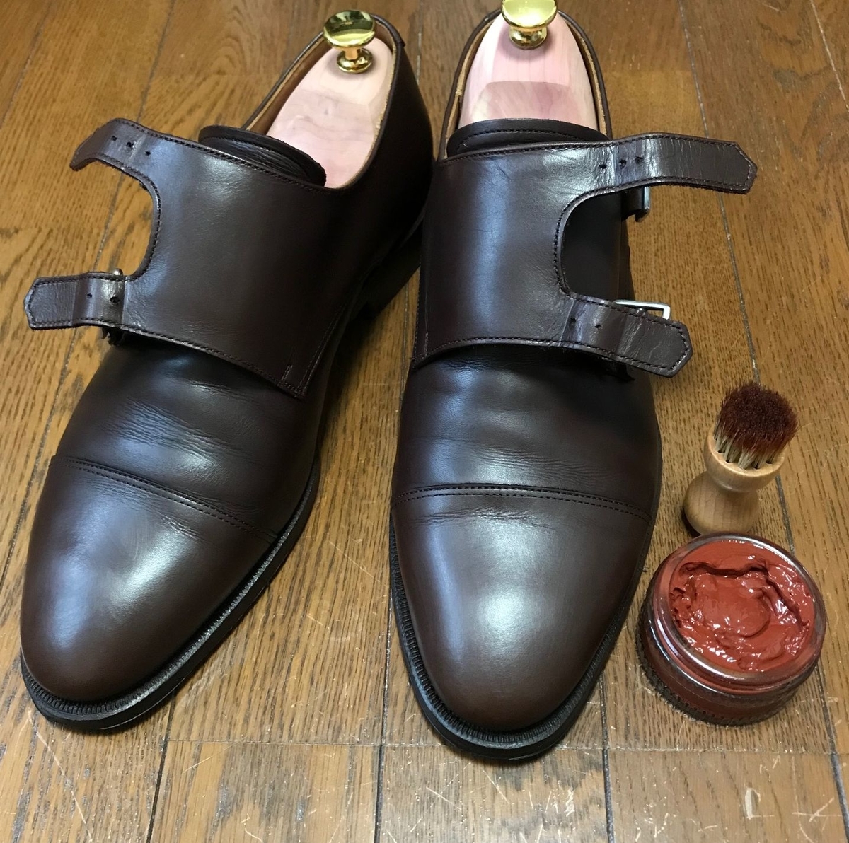 ダークブラウンの革靴を ミディアムブラウン の靴クリームでお手入れ Genuine Style