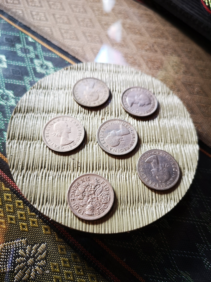 畳の端材で作ったコースターと幸せの６ペンスコイン
