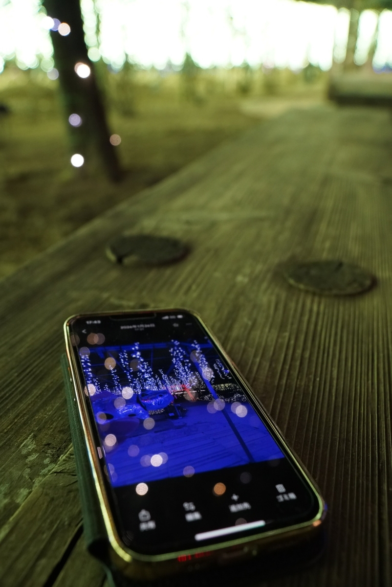 イルミネーションを撮ったスマホをカメラで撮影。画面に映ったキラキラたまらん。