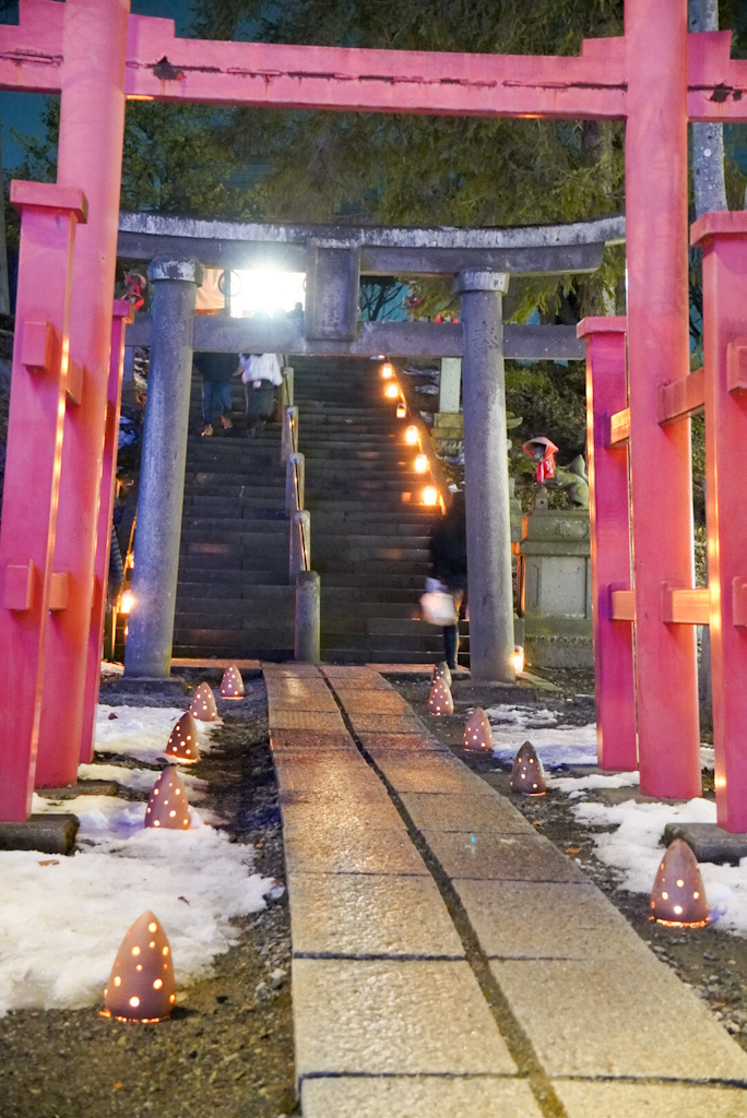 ライトに照らされた鶴ヶ城稲荷神社が良い雰囲気