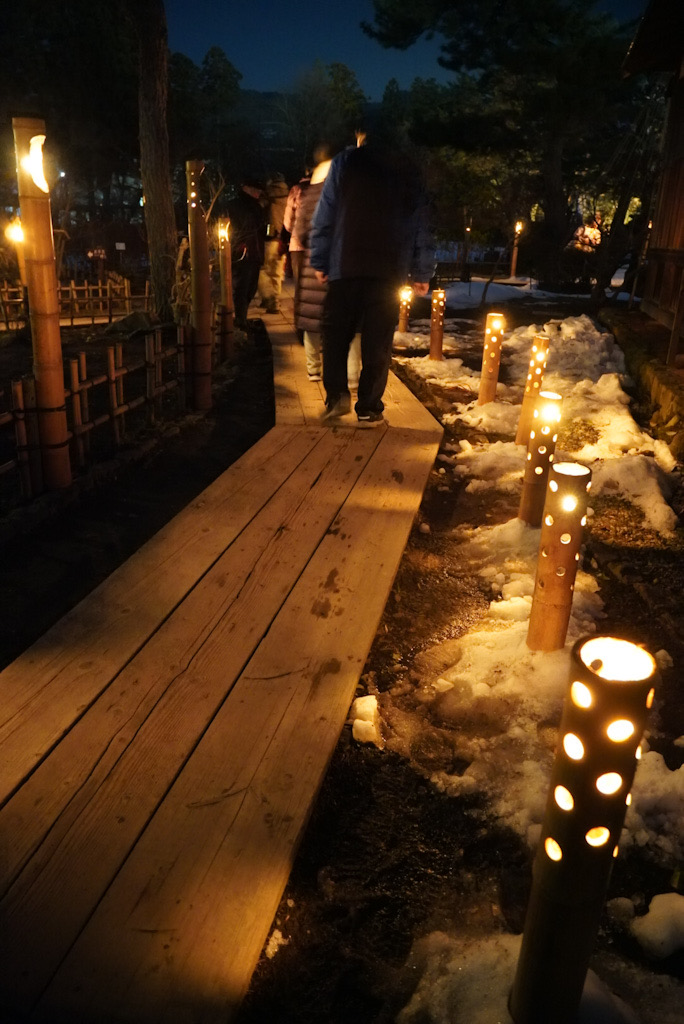 会津絵ろうそくの灯りに導かれ御薬園園内へ