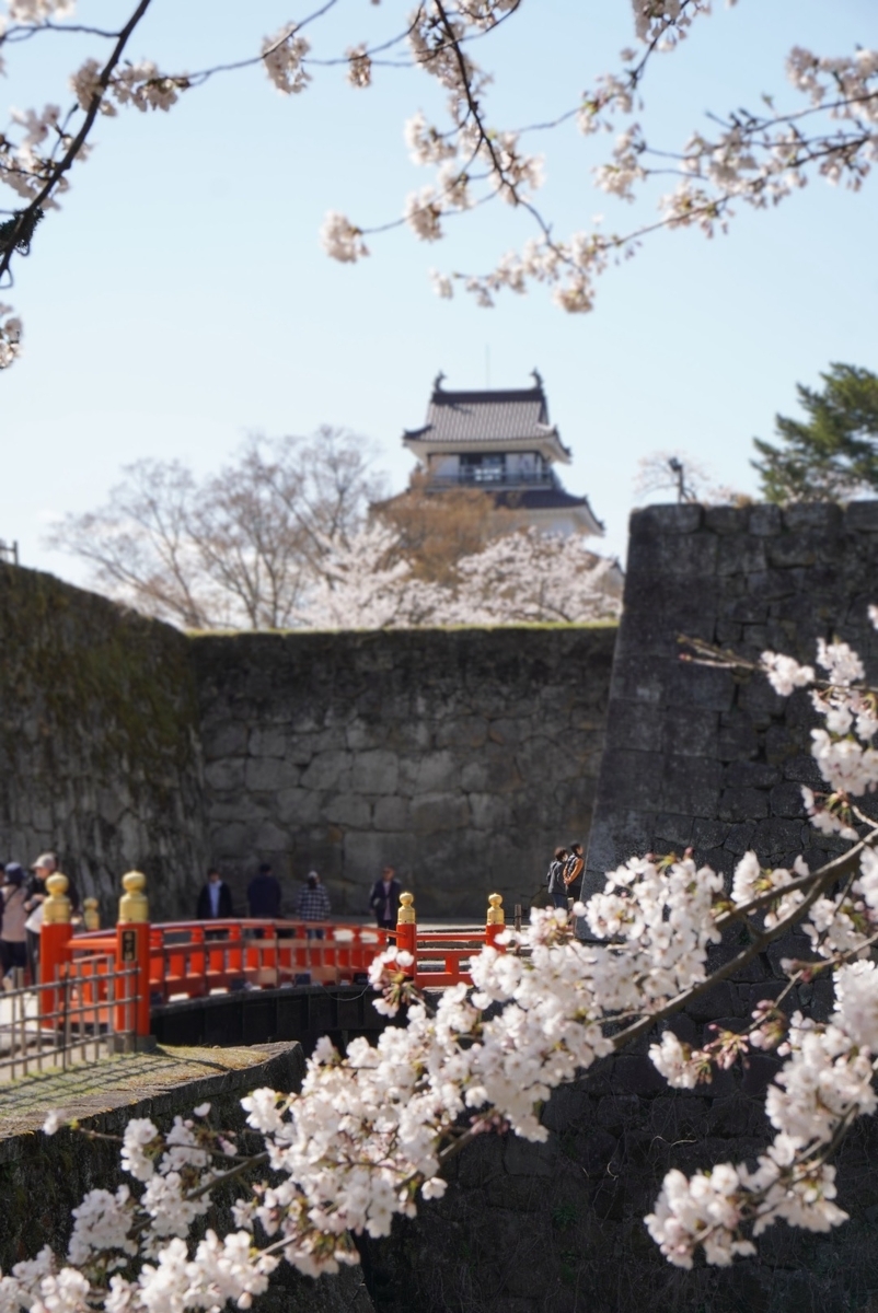 橋の先から鶴ヶ城を振り返って撮影