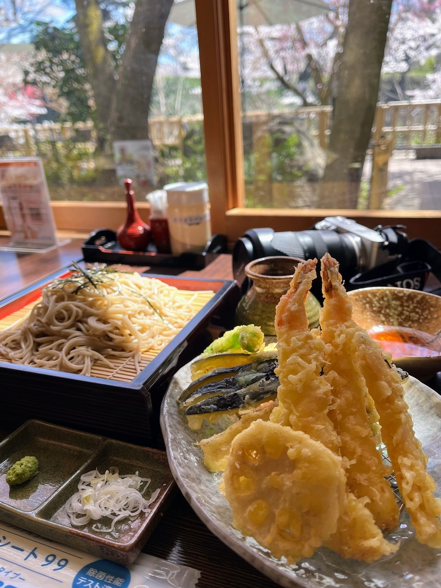 サクサクの天ぷらがたくさんで美味しい鶴ヶ城会館の天ざるそば