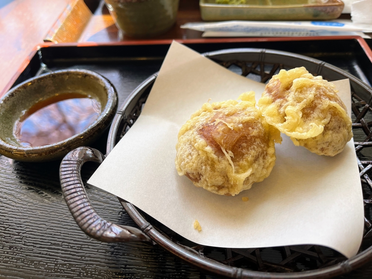 揚げたての天ぷらまんじゅうはあんこがトロトロで美味しい！（醤油に桜が反射して風流に🌸）