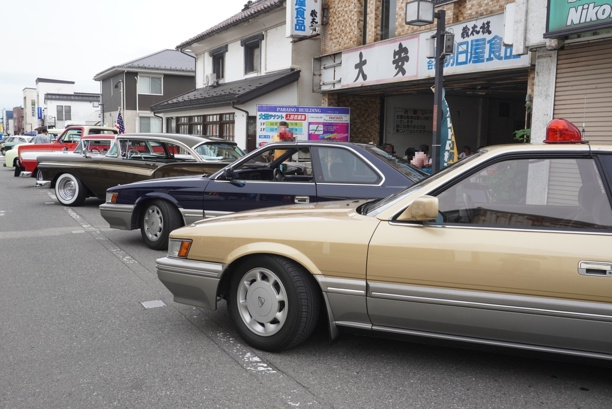 レトロ横丁にずらりと並ぶレトロカー。写り込んだ人はClaudeでモザイクかけてます。