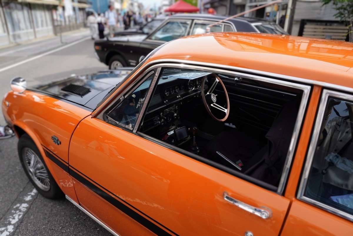 レトロカーの色合いがカッコ良すぎます！ こちらも人が写っていたのでスマホアプリで背景をぼかしました