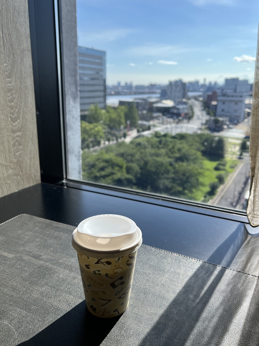 ホテルメッツ新木場の部屋から景色を見ながらウェルカムコーヒーでひと息。