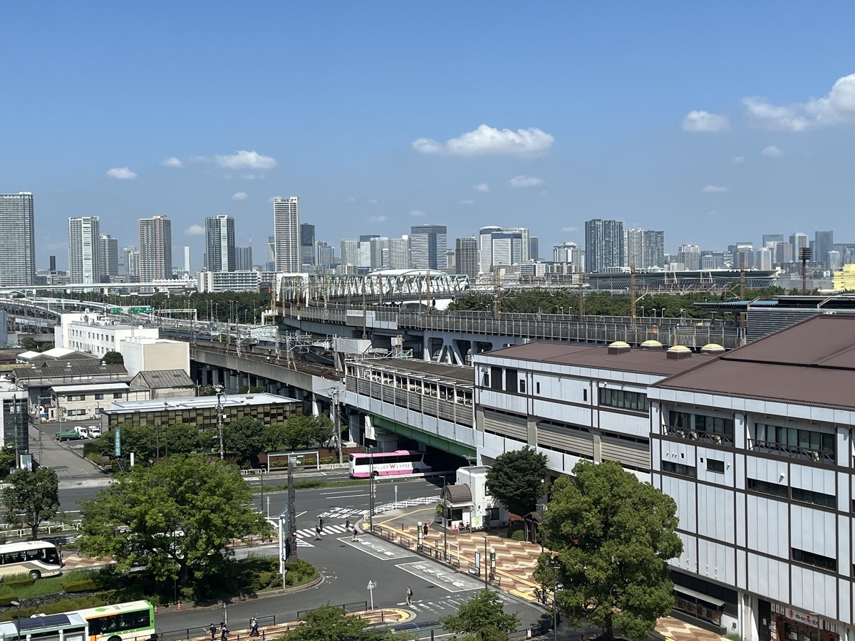 ホテルの部屋から新木場駅が見える