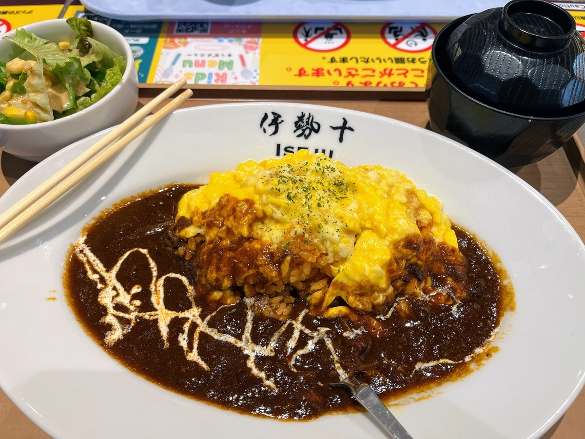 有明ガーデンのフードコートで食べたオムライス定食。サラダと味噌汁付きでなんと1,300円!