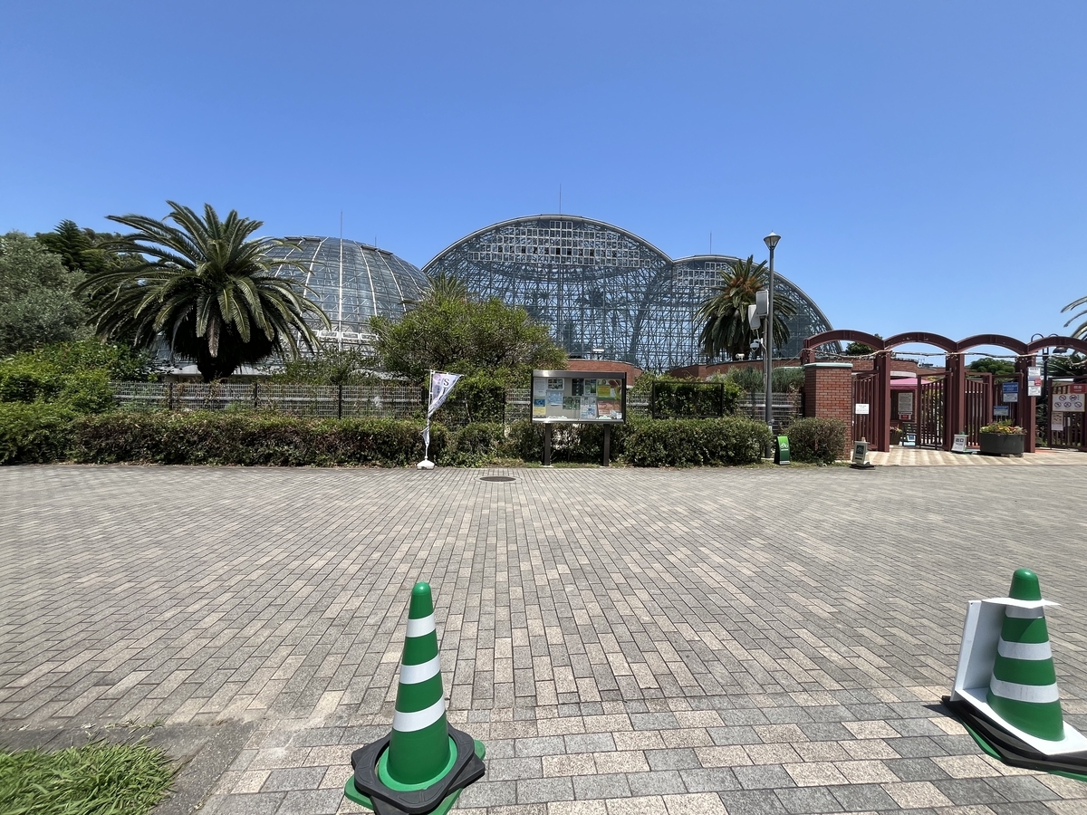 夢の島熱帯植物館の建物が見えてきた