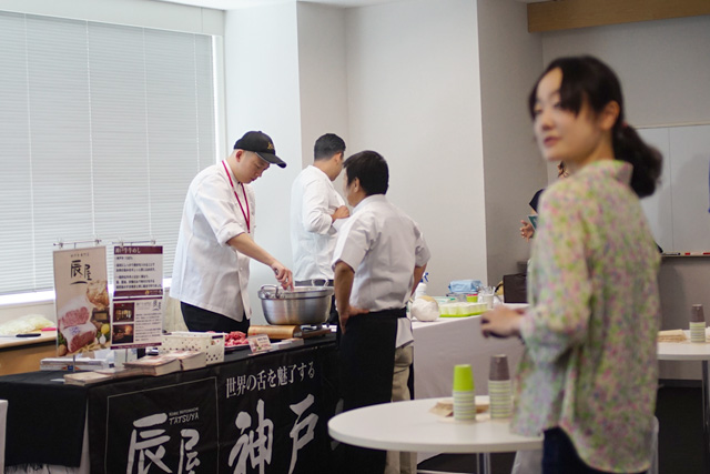 試食会場で肉を眺める