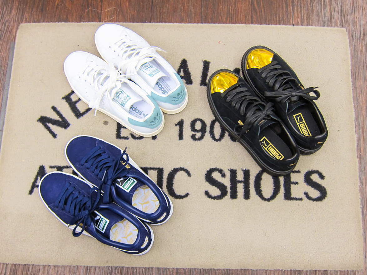 左下からPUMA スウェード クラシック プラス（ネイビー）、adidas スタンスミス、PUMA スウェード プラットホーム ゴールド（黒×金）