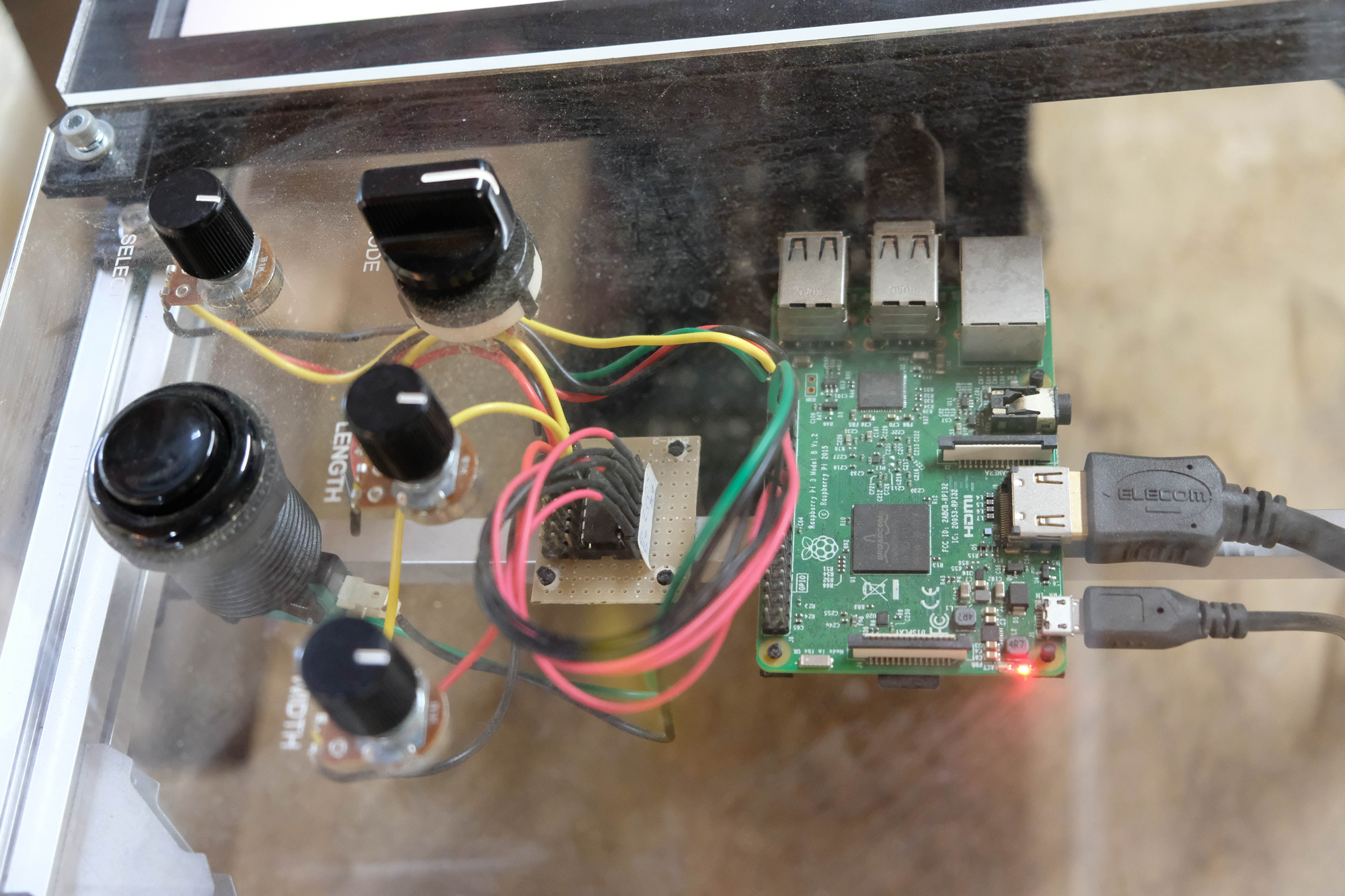 組み込まれたRaspberry Pi 3と、キャリブレーション(きゅうりの太さに合わせて判定基準を調節する)ためのボリュームスイッチ