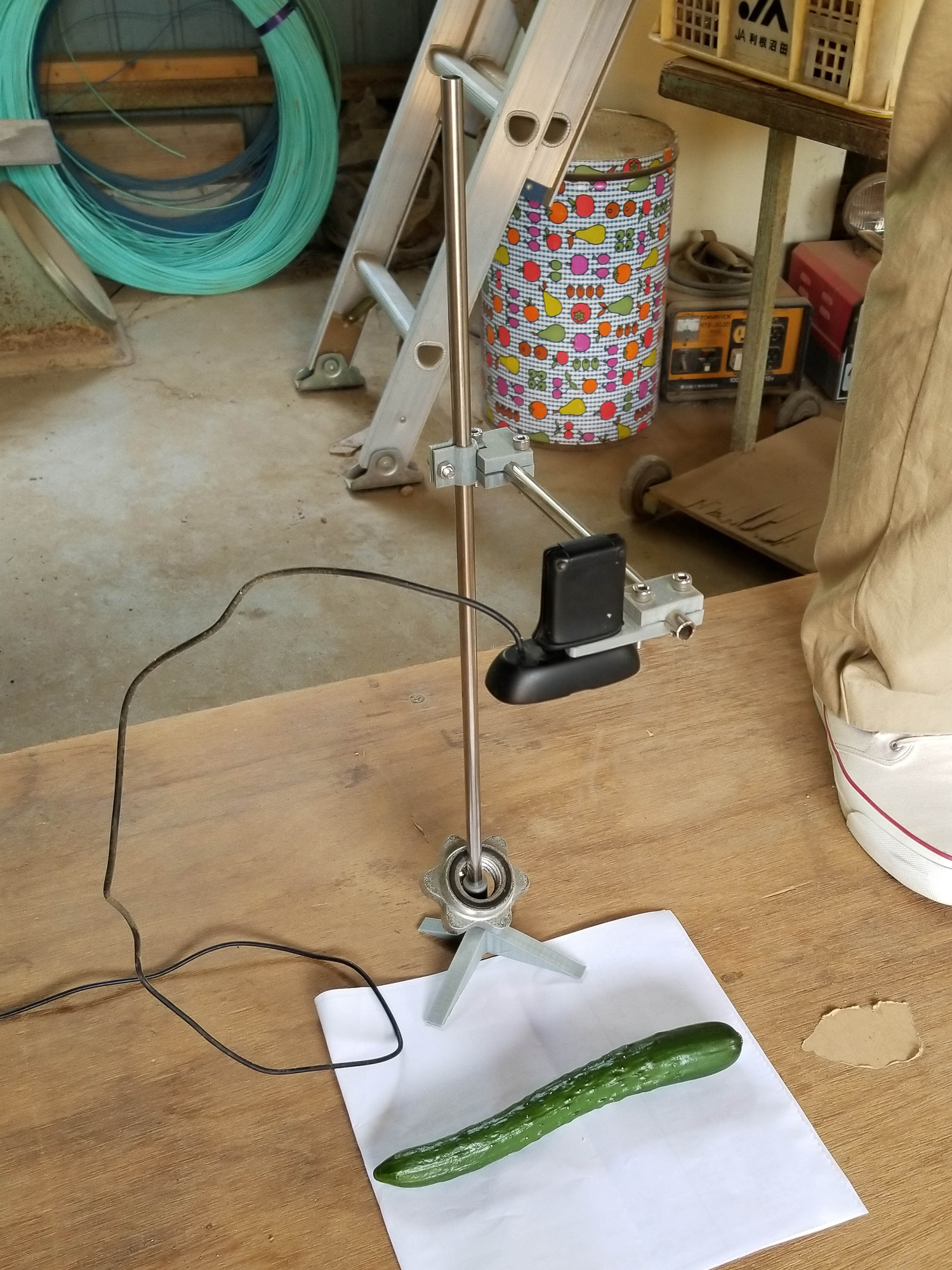 最初の実験に使用した試作1号機。アルミパイプと3Dプリンタで作った部品で自作したスタンドにウェブカメラを取り付けたもの