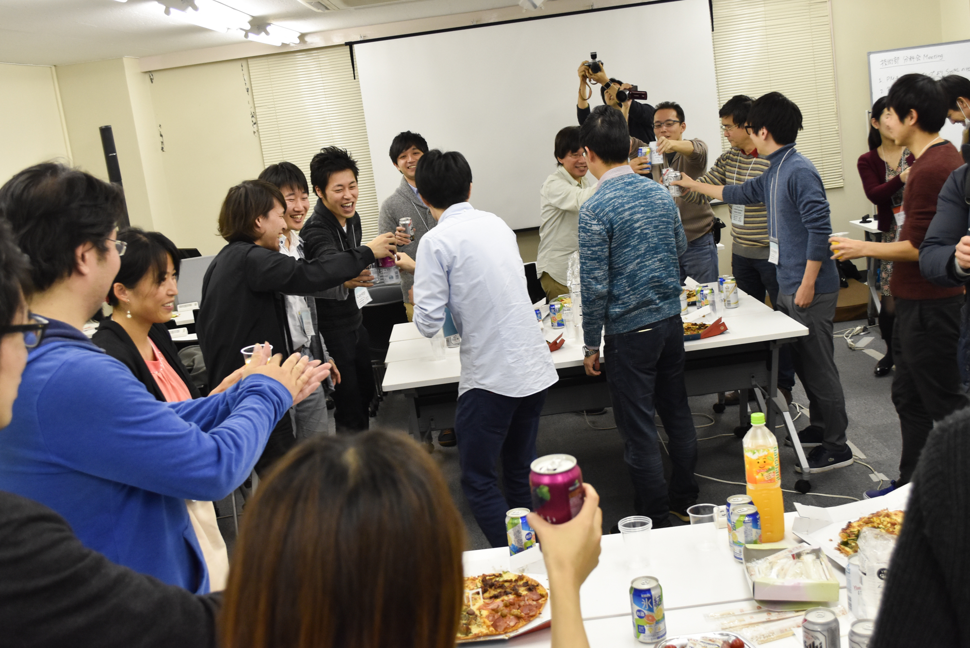 定例ミーティングのラスト、懇親会の様子