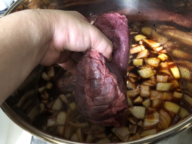 牛タンの赤ワイン煮込み