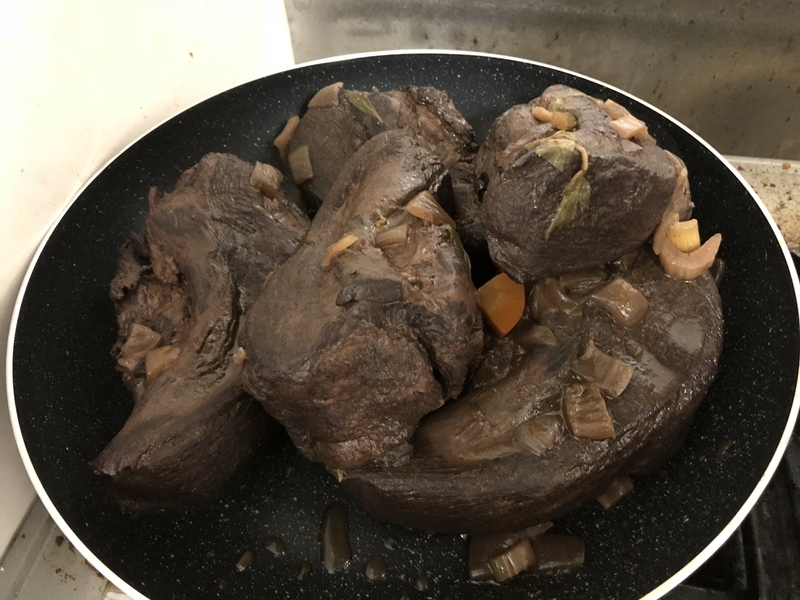 牛タンの赤ワイン煮込み