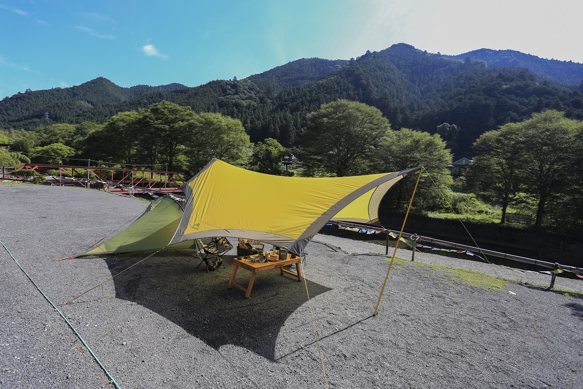ワイルドな外遊び用のキャンプ道具。タープ