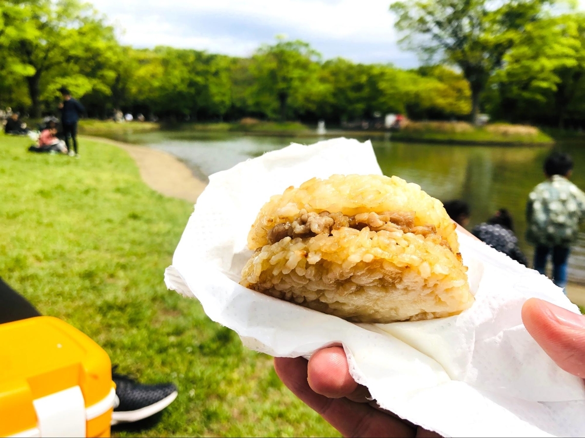 外で食べる松屋の「牛めしバーガー」