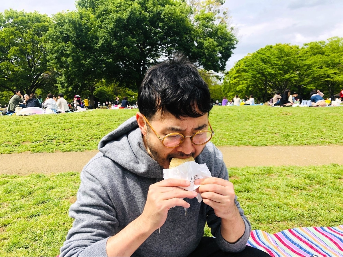 外で食べる松屋の「牛めしバーガー」