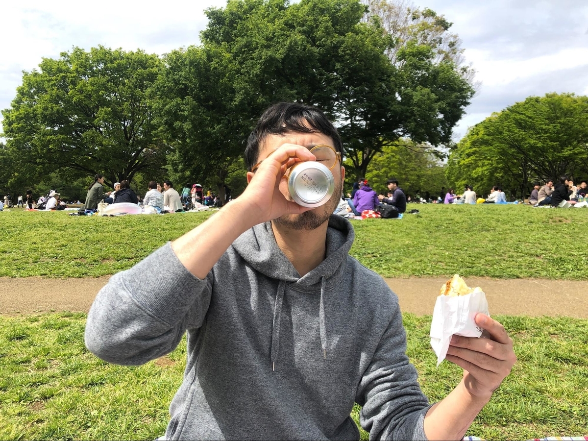 外で食べる松屋の「牛めしバーガー」