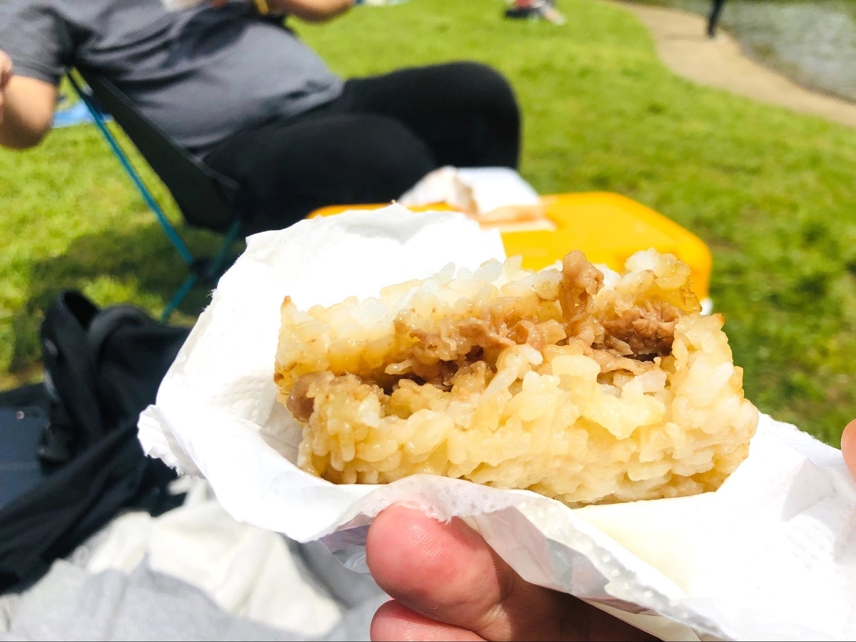 外で食べる松屋の「牛めしバーガー」