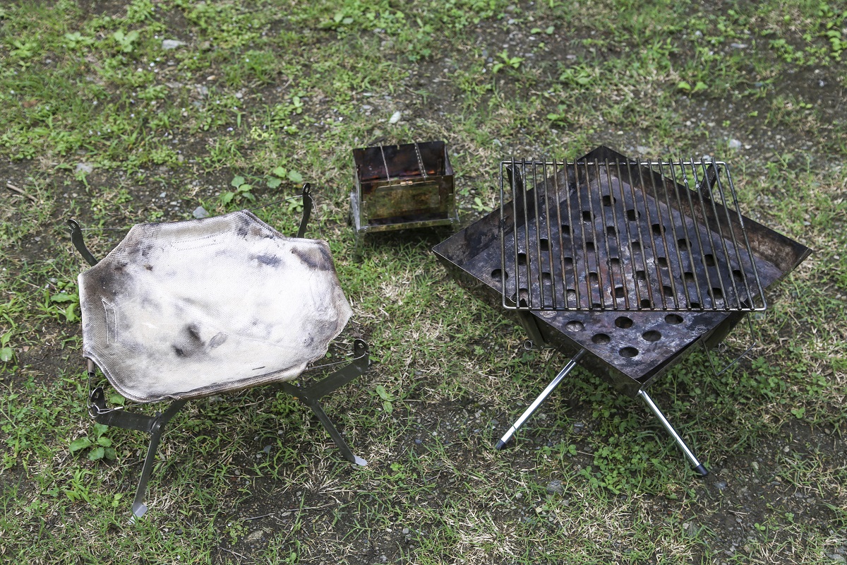 焚き火台にはさまざまある。BBQにも使える焚き火台、特殊耐熱クロスを使用して折り畳み式でコンパクトに持ち運びできる焚き火台、ソロキャンパー向けの焚き火台