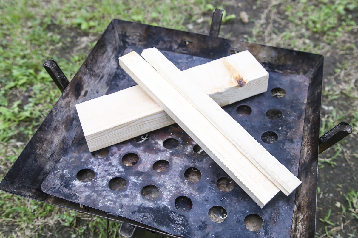 f:id:blog-media:20190720123138j:plain その太い薪に、別の薪を立てかけるように置く