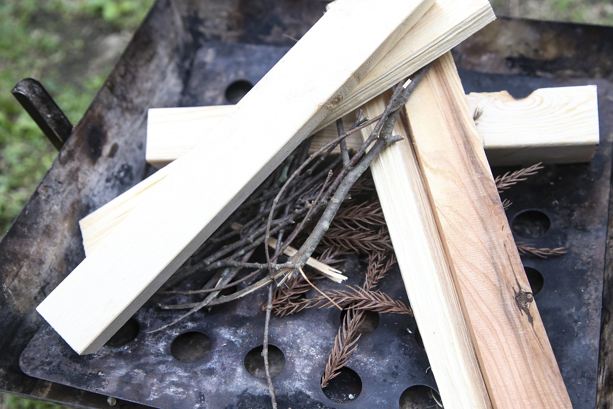 f:id:blog-media:20190720123941j:plain チャッカマンなどでスギの枯れ葉に火をつける