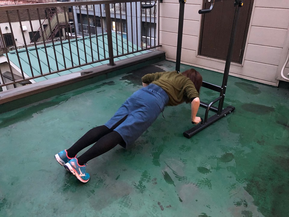 自宅で筋トレに励む筆者