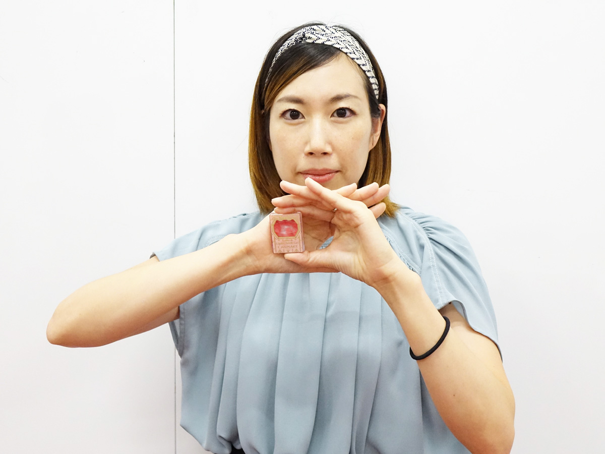 美容系YouTuberがよくするポーズ