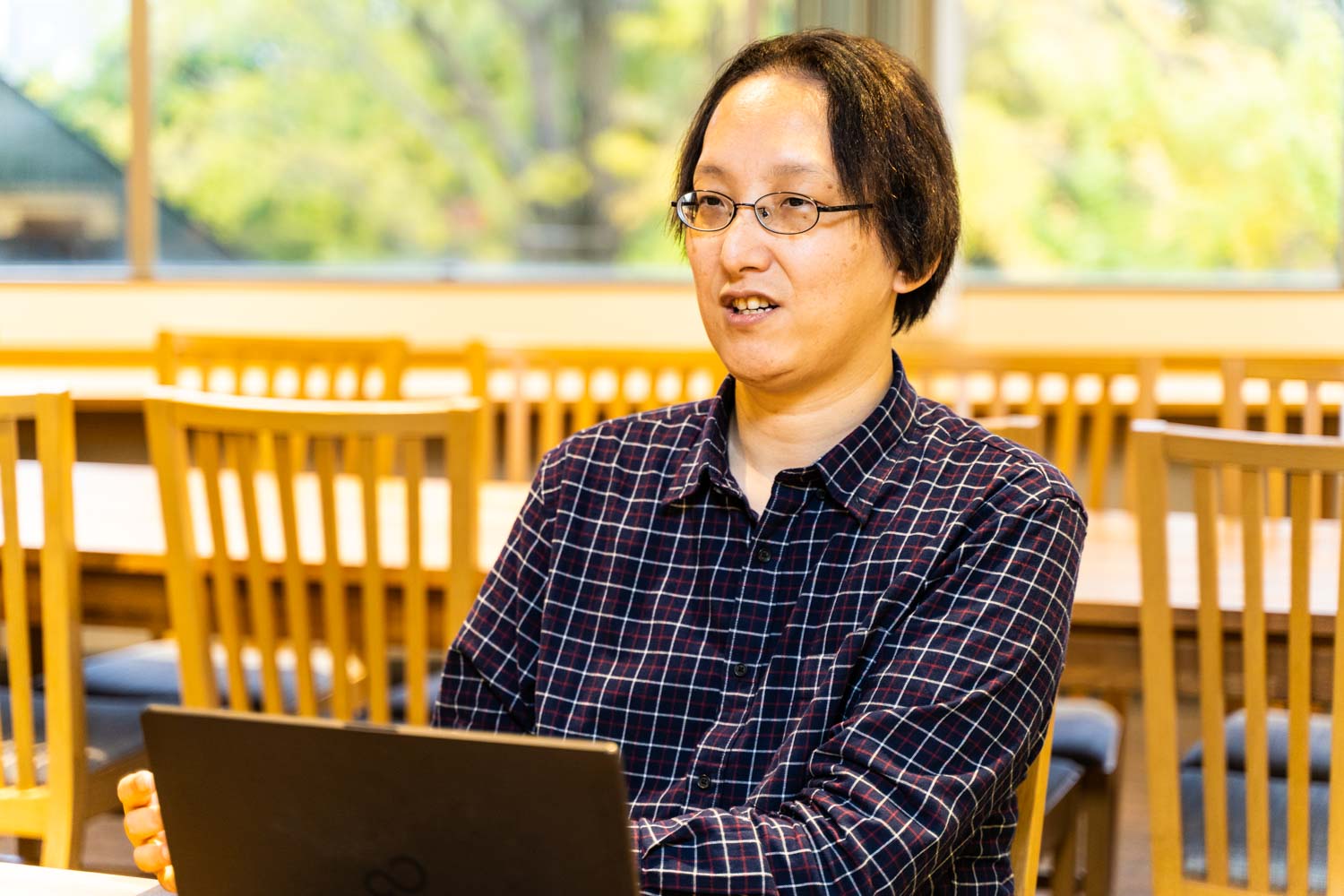 Linux小崎さん左向き写真