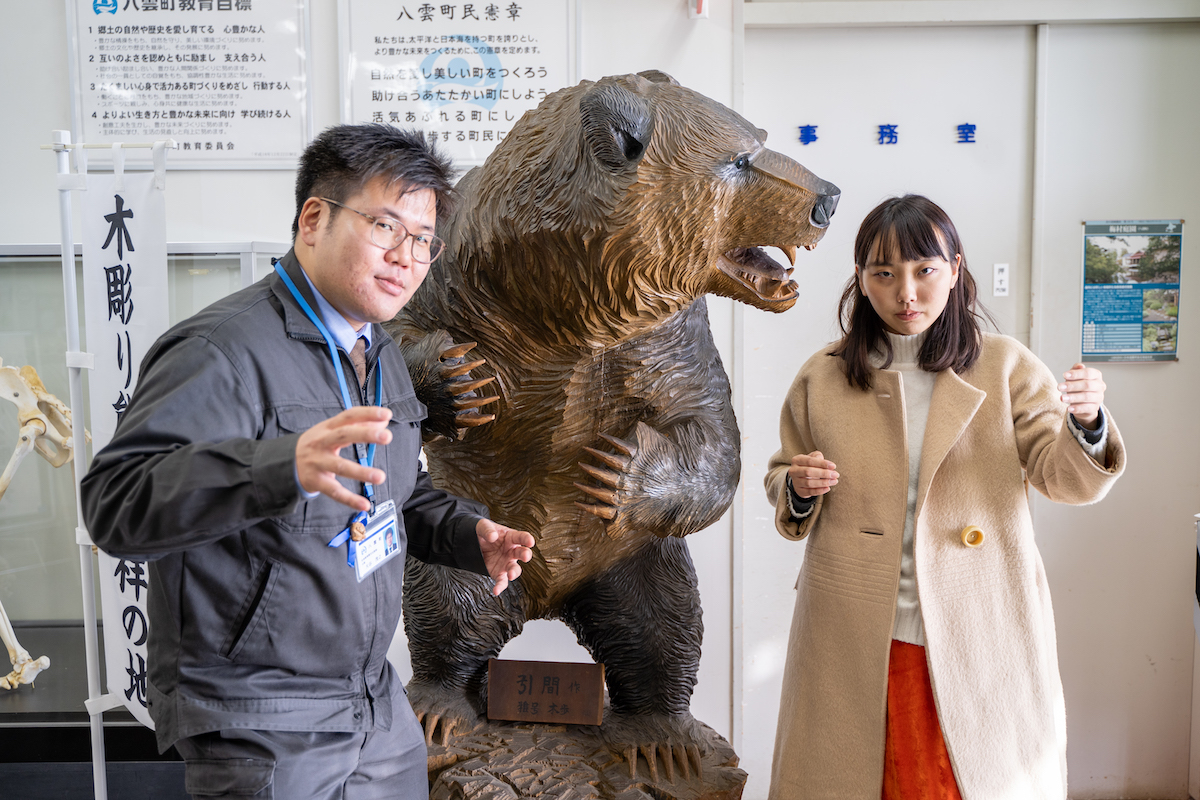 クマ 魚 木製彫刻（木製クマと魚の彫刻 木彫りの熊 （木製クマの