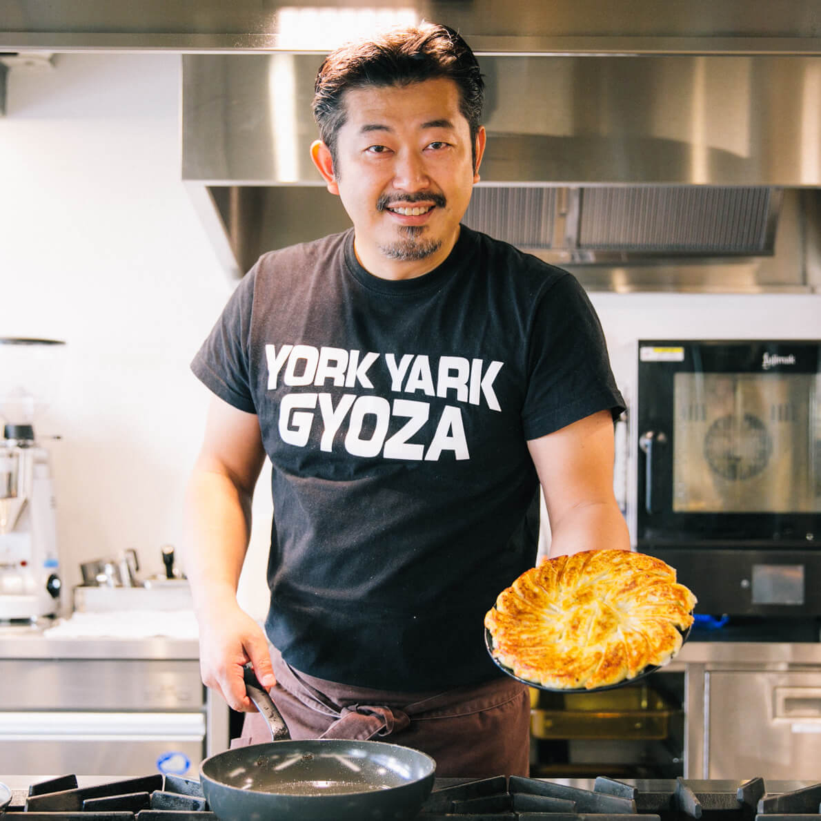 一般社団法人焼き餃子協会の代表理事・餃子ジョッキーの小野寺力さん