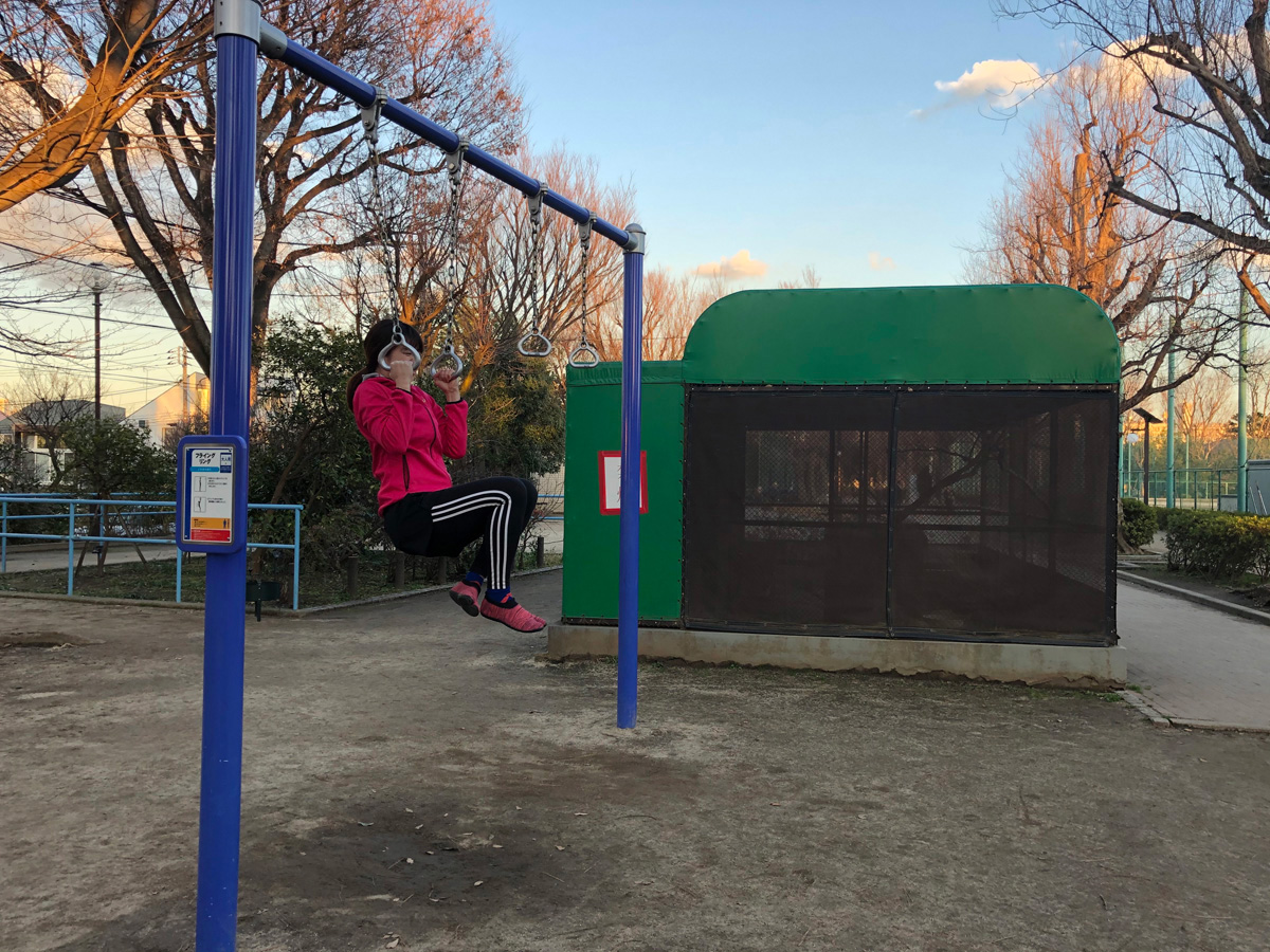 懸垂できる器具があれば背中も鍛えられます