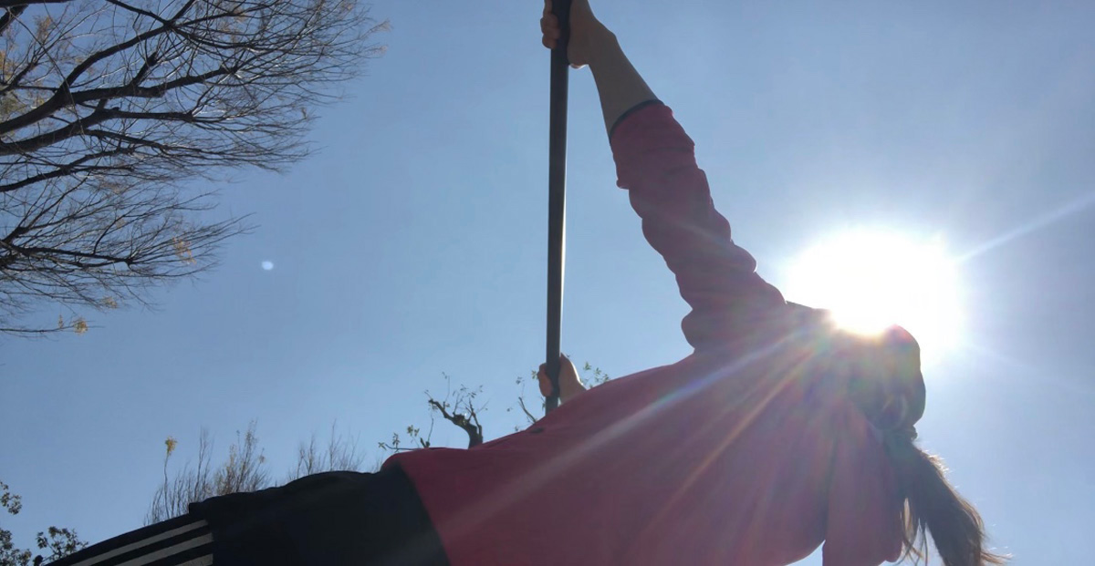 鉄棒では斜め懸垂とも呼ばれる種目で、腕から背中の筋肉を鍛えることもできます。