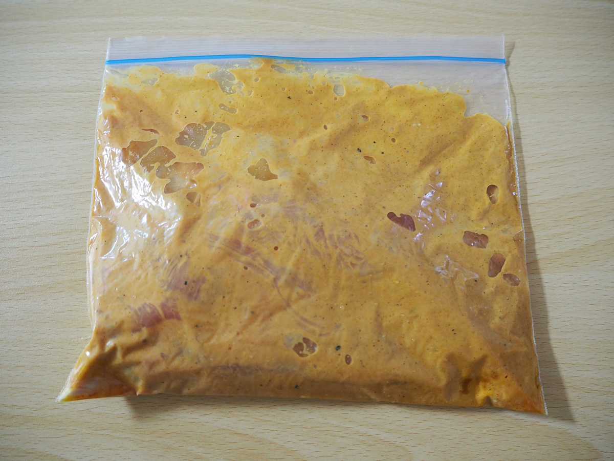 カレー粉・ヨーグルト・ケチャップ・塩・こしょうを混ぜてジップロックに入れ、そこに鶏むね肉をいれてよくなじませ15分くらい漬けます