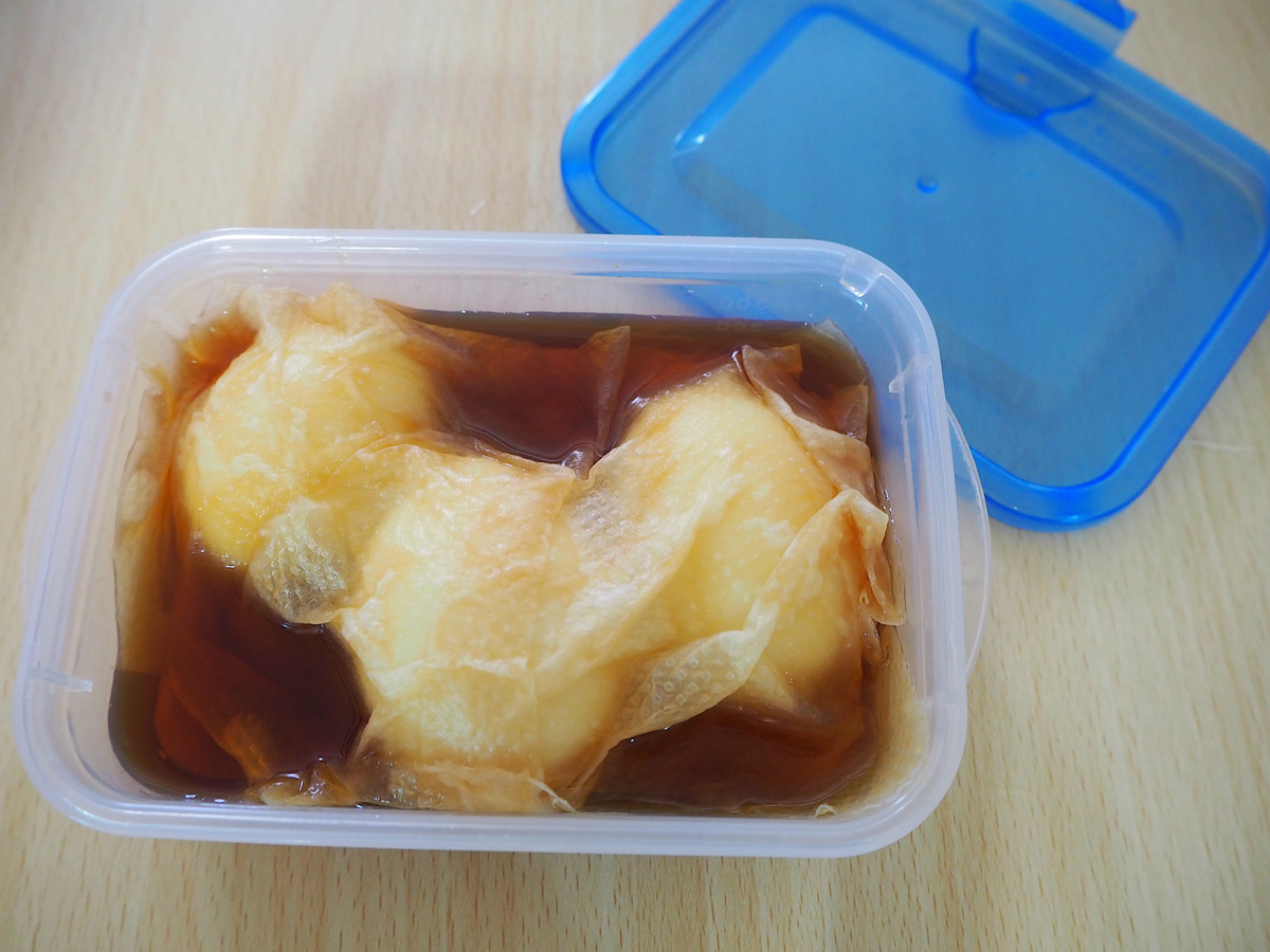 6分茹での半熟卵をめんつゆに半日漬けると味付け玉子の完成