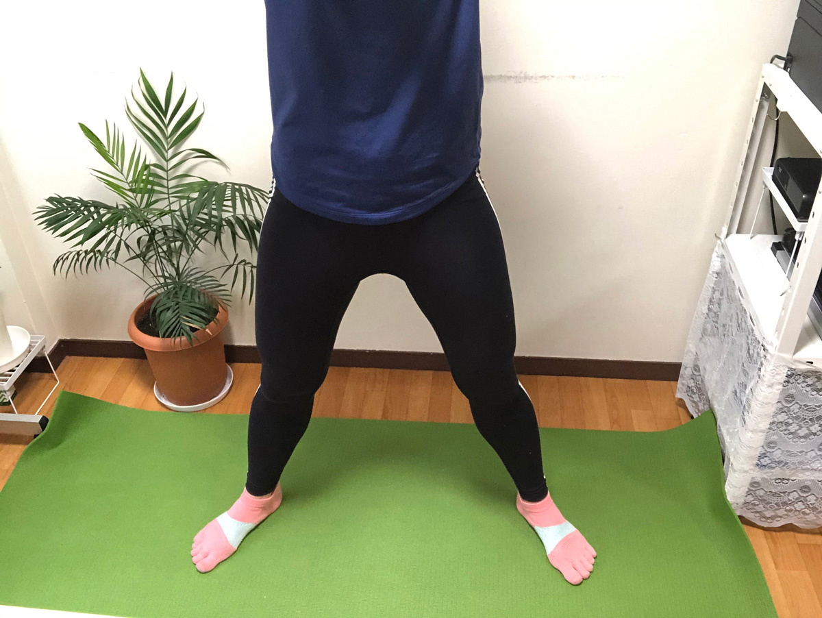 ワイドスクワット1。脚を腰よりやや大きく広げる