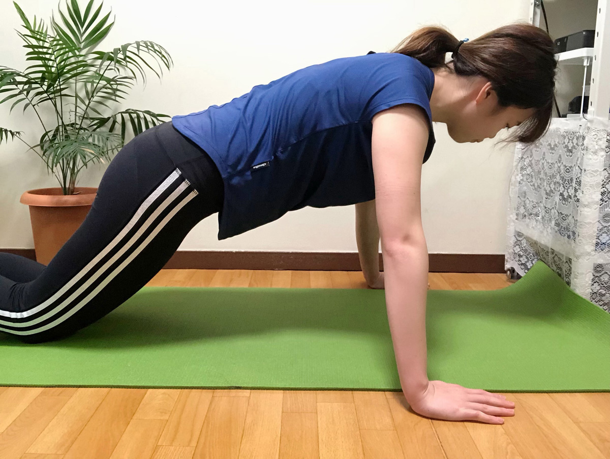 腕立て伏せ1。膝をつき、両手を肩幅よりやや広くおく