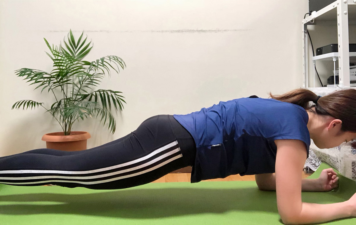 プランク1。肘を肩の真下におき、身体がまっすぐになるように浮かし姿勢をキープします