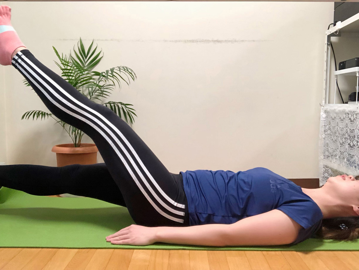 フラッターキック1。① まず両足を浮かせて床につかないように足を上下に、交互にゆっくりと動かしていきます。