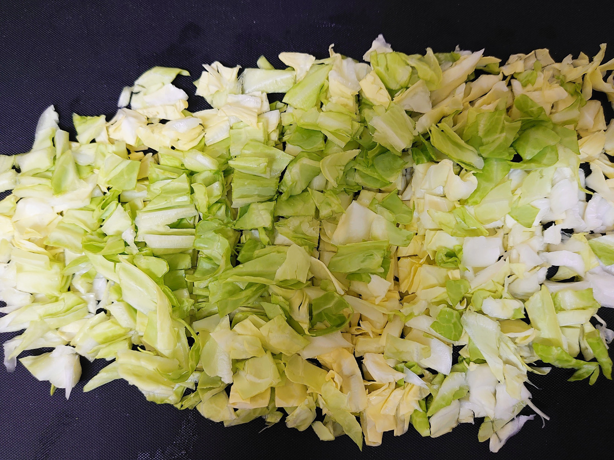 キャベツポリヤルの作り方1。まずはキャベツをカット