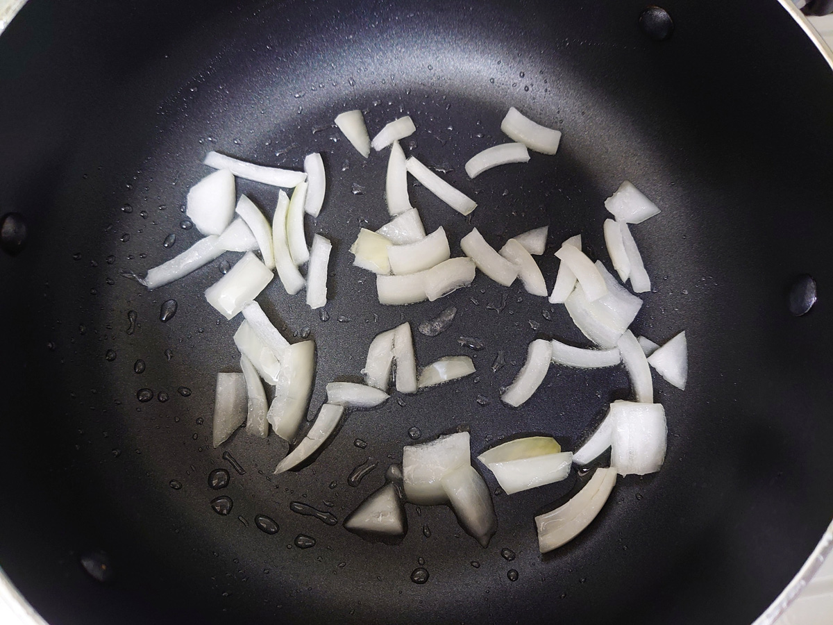 キャベツポリヤルの作り方3。まずは玉ねぎを炒める