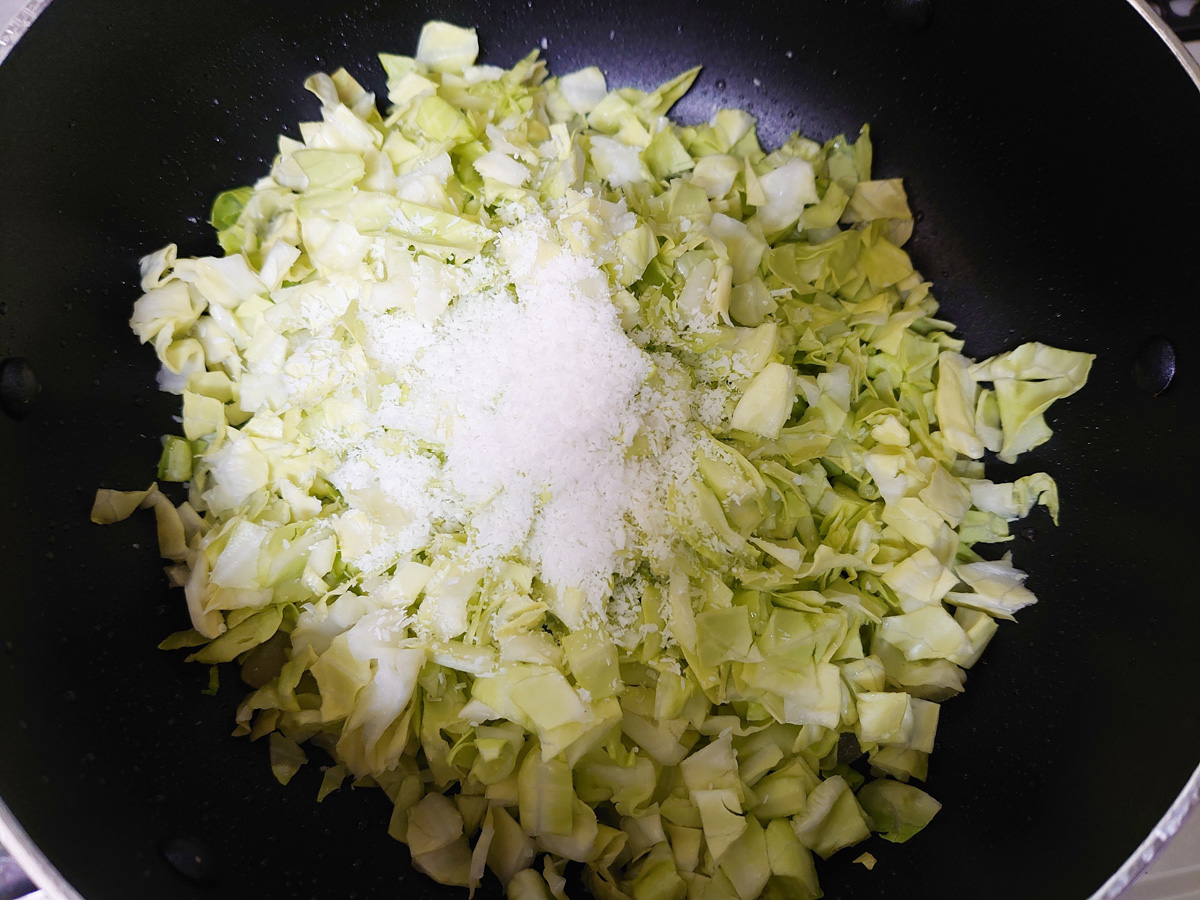 キャベツポリヤルの作り方4。玉ねぎが透明になったらキャベツとココナッツファインを入れて炒める
