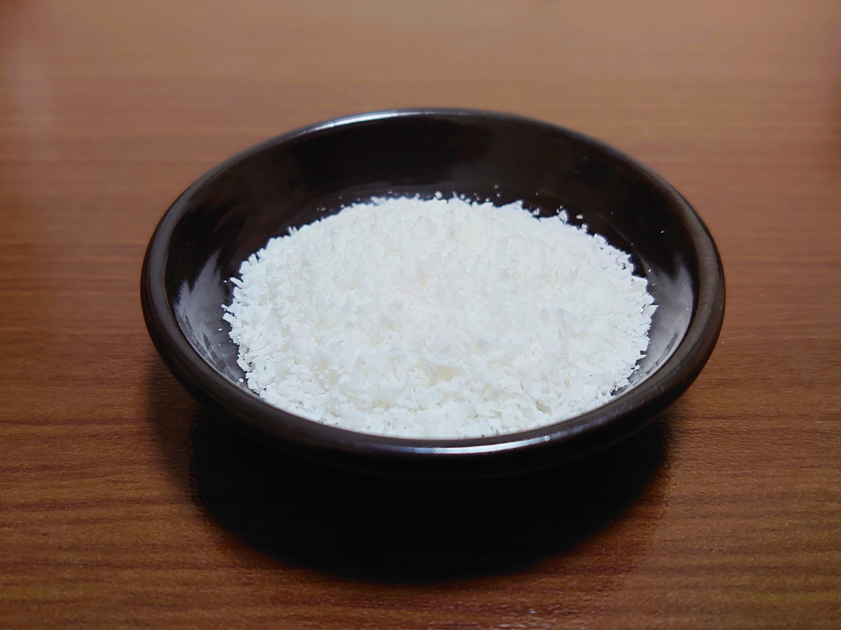 製菓材料のココナッツファインを使います