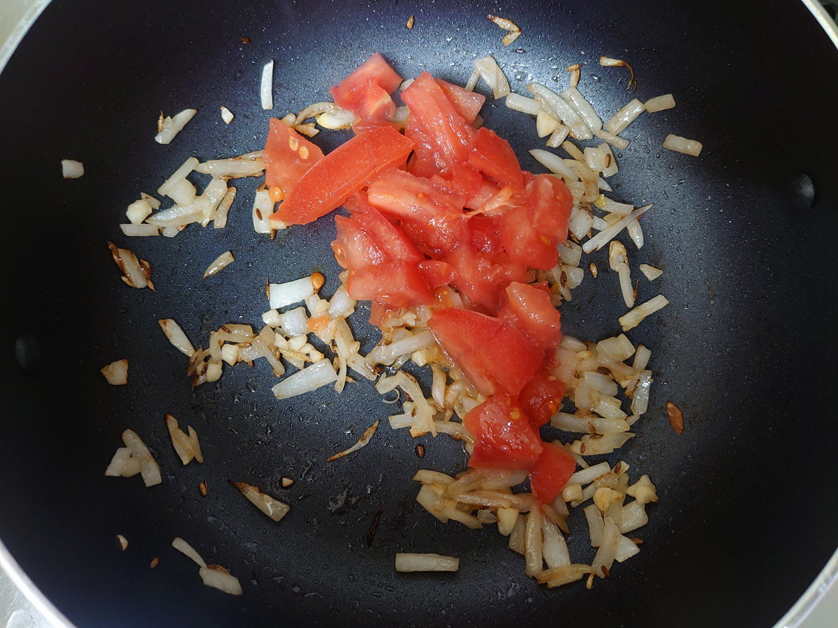 ジャガイモのサブジ作り方3。トマトを入れてさらに炒める