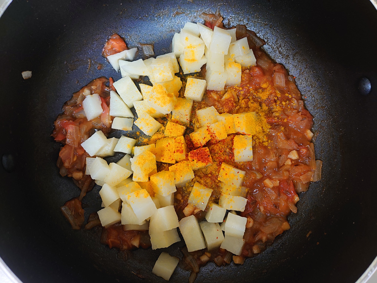 ジャガイモのサブジ作り方4。加熱したジャガイモとスパイスを入れて炒め合わせる