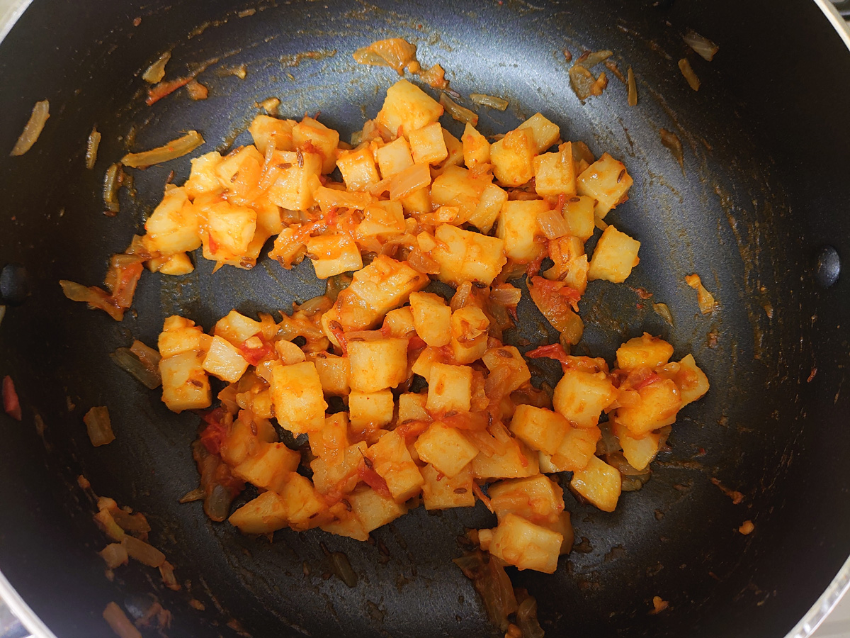 ジャガイモのサブジ作り方5。塩で味をととのえて完成